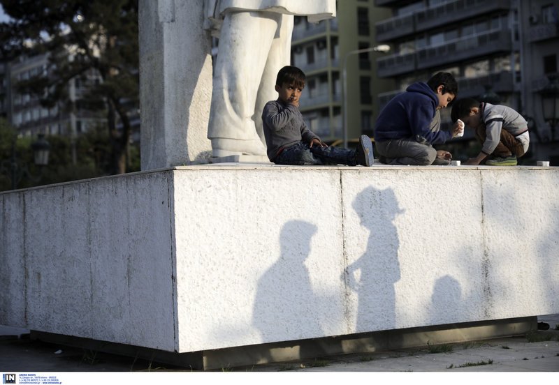 Χωρίς τέλος οι προσφυγικές ροές στη Θεσσαλονίκη -Από το κέντρο της πόλης τους μετέφεραν σε δομή στα Διαβατά [εικόνες] | iefimerida.gr 8