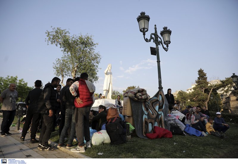 Χωρίς τέλος οι προσφυγικές ροές στη Θεσσαλονίκη -Από το κέντρο της πόλης τους μετέφεραν σε δομή στα Διαβατά [εικόνες] | iefimerida.gr 6