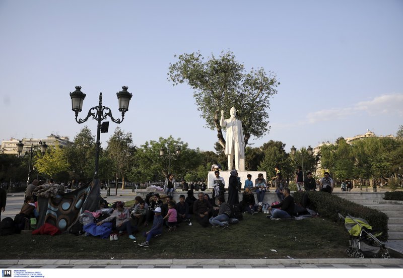 Χωρίς τέλος οι προσφυγικές ροές στη Θεσσαλονίκη -Από το κέντρο της πόλης τους μετέφεραν σε δομή στα Διαβατά [εικόνες] | iefimerida.gr 9