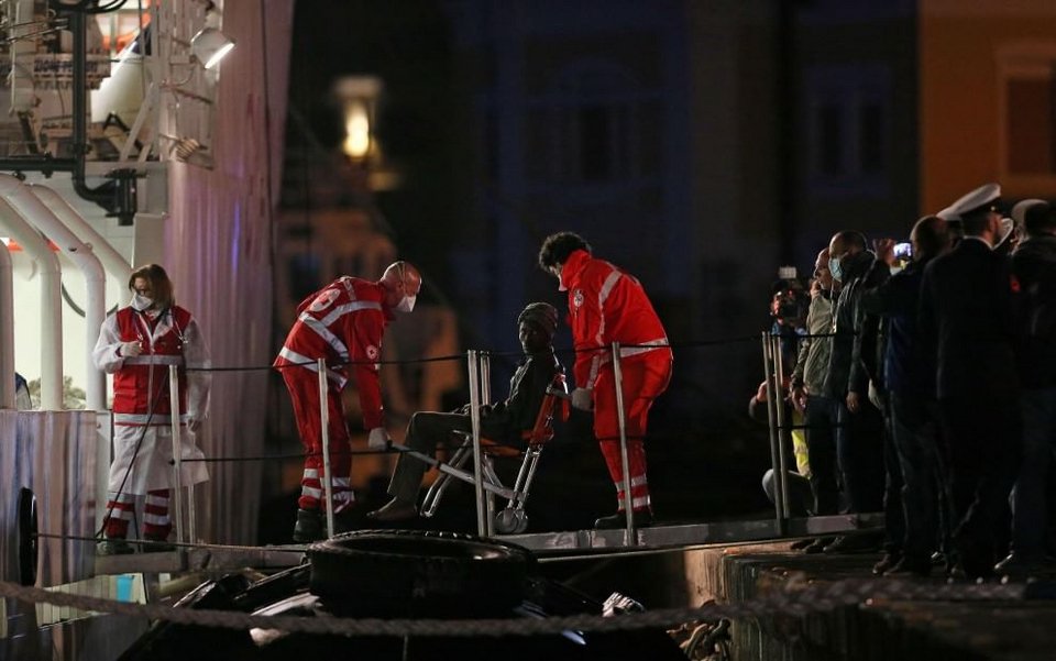 Τραγωδία στη Μεσόγειο: Χειροπέδες σε 2 δουλεμπόρους -800 οι νεκροί του ναυαγίου [εικόνες & βίντεο] | iefimerida.gr 0