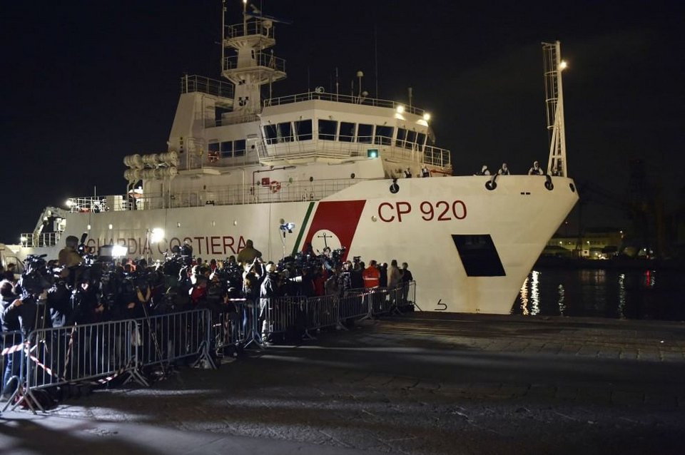 Τραγωδία στη Μεσόγειο: Χειροπέδες σε 2 δουλεμπόρους -800 οι νεκροί του ναυαγίου [εικόνες & βίντεο] | iefimerida.gr 7