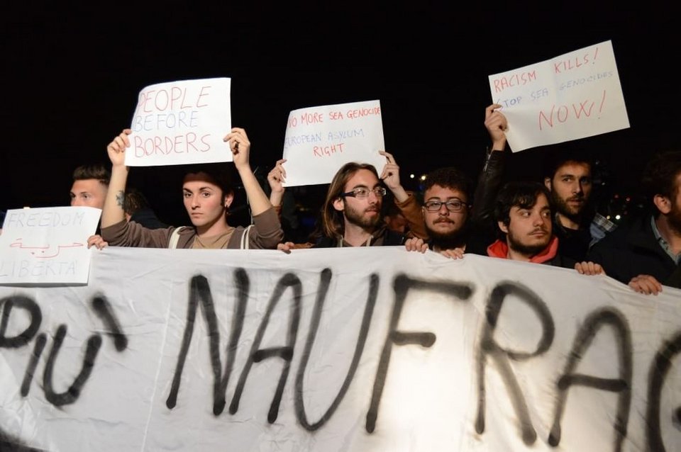 Τραγωδία στη Μεσόγειο: Χειροπέδες σε 2 δουλεμπόρους -800 οι νεκροί του ναυαγίου [εικόνες & βίντεο] | iefimerida.gr 9