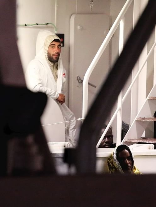 Τραγωδία στη Μεσόγειο: Χειροπέδες σε 2 δουλεμπόρους -800 οι νεκροί του ναυαγίου [εικόνες & βίντεο] | iefimerida.gr 13