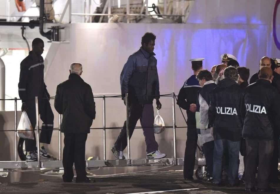 Τραγωδία στη Μεσόγειο: Χειροπέδες σε 2 δουλεμπόρους -800 οι νεκροί του ναυαγίου [εικόνες & βίντεο] | iefimerida.gr 4