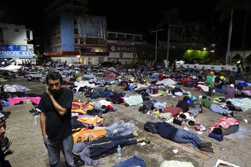 Μετανάστες κοιμούνται σε πλατεία, στην πόλη Ταπατσούλα στο Μεξικό