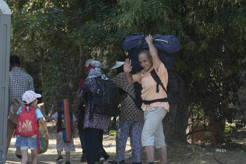 Εγκαταστάθηκαν στον Ελαιώνα οι μετανάστες από το πεδίο του Αρεως [εικόνες] | iefimerida.gr 12