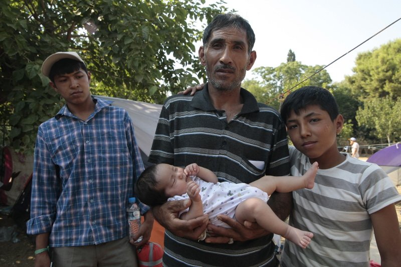 Εγκαταστάθηκαν στον Ελαιώνα οι μετανάστες από το πεδίο του Αρεως [εικόνες] | iefimerida.gr 9