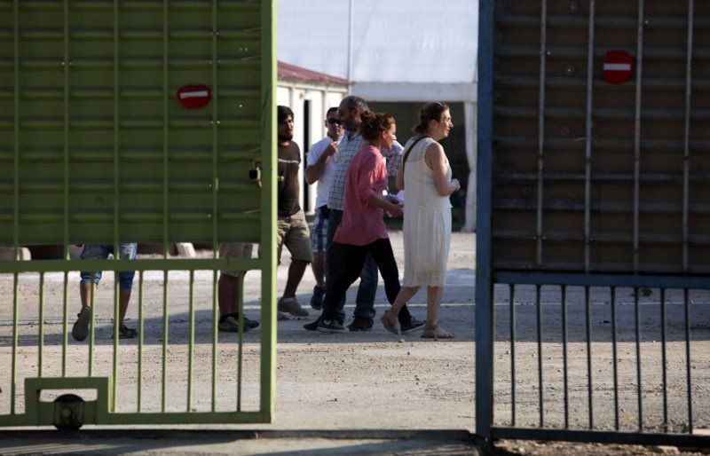 Εγκαταστάθηκαν στον Ελαιώνα οι μετανάστες από το πεδίο του Αρεως [εικόνες] | iefimerida.gr 7