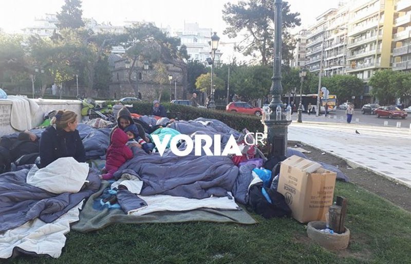 Θεσσαλονίκη: Πρόσφυγες έχουν κατασκηνώσει στο κέντρο της πόλης -Αυξάνονται οι ροές [εικόνες] | iefimerida.gr 0