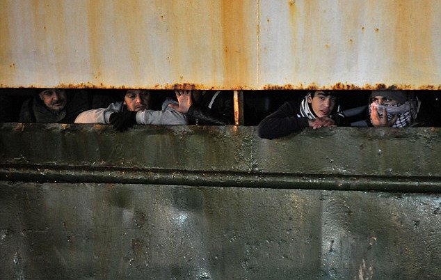 Σοκάρει-769 μετανάστες τουρτουρίζουν από το κρύο στο αμπάρι του Βlue Sky που εξέπεμψε SOS έξω από την Κέρκυρα [εικόνες & βίντεο] | iefimerida.gr 1