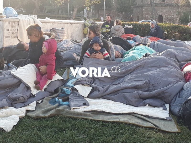 Θεσσαλονίκη: Πρόσφυγες έχουν κατασκηνώσει στο κέντρο της πόλης -Αυξάνονται οι ροές [εικόνες] | iefimerida.gr 1