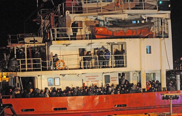 Σοκάρει-769 μετανάστες τουρτουρίζουν από το κρύο στο αμπάρι του Βlue Sky που εξέπεμψε SOS έξω από την Κέρκυρα [εικόνες & βίντεο] | iefimerida.gr 2