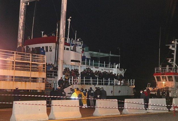 Σοκάρει-769 μετανάστες τουρτουρίζουν από το κρύο στο αμπάρι του Βlue Sky που εξέπεμψε SOS έξω από την Κέρκυρα [εικόνες & βίντεο] | iefimerida.gr 3