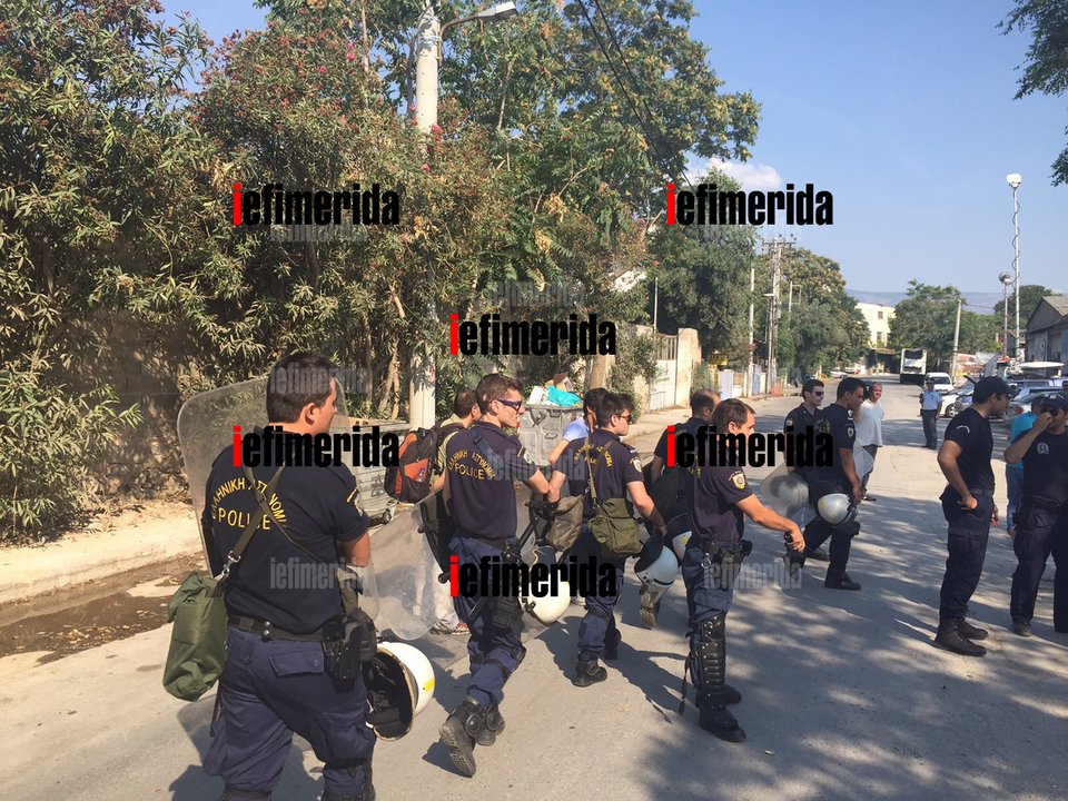 Εγκαταστάθηκαν στον Ελαιώνα οι μετανάστες από το πεδίο του Αρεως [εικόνες] | iefimerida.gr 2