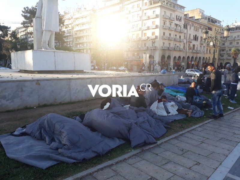 Θεσσαλονίκη: Πρόσφυγες έχουν κατασκηνώσει στο κέντρο της πόλης -Αυξάνονται οι ροές [εικόνες] | iefimerida.gr 2