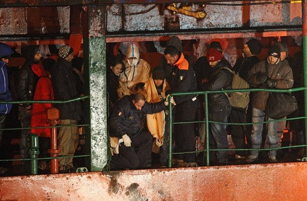 Σοκάρει-769 μετανάστες τουρτουρίζουν από το κρύο στο αμπάρι του Βlue Sky που εξέπεμψε SOS έξω από την Κέρκυρα [εικόνες & βίντεο] | iefimerida.gr 4