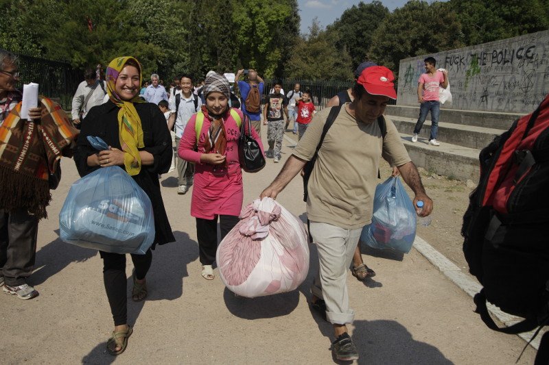 Εγκαταστάθηκαν στον Ελαιώνα οι μετανάστες από το πεδίο του Αρεως [εικόνες] | iefimerida.gr 10
