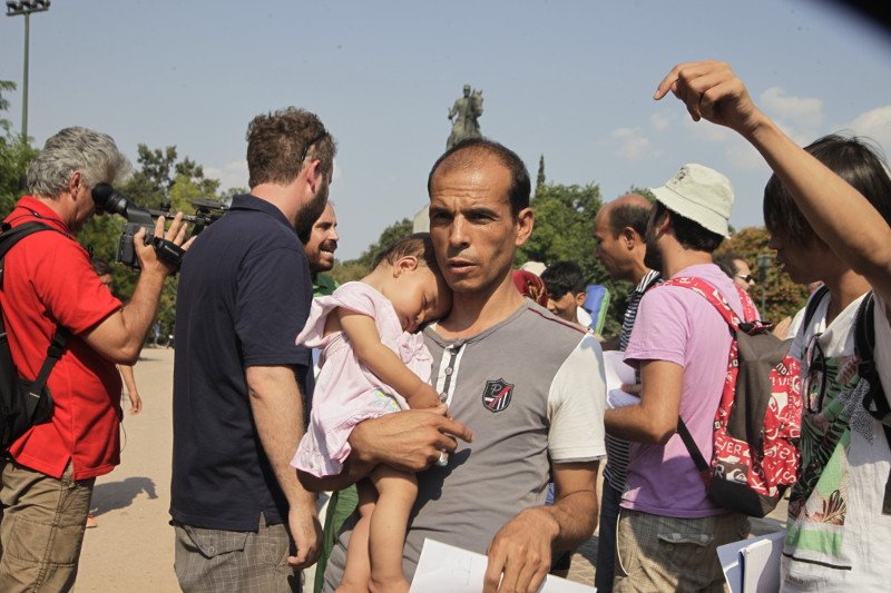 Εγκαταστάθηκαν στον Ελαιώνα οι μετανάστες από το πεδίο του Αρεως [εικόνες] | iefimerida.gr 11