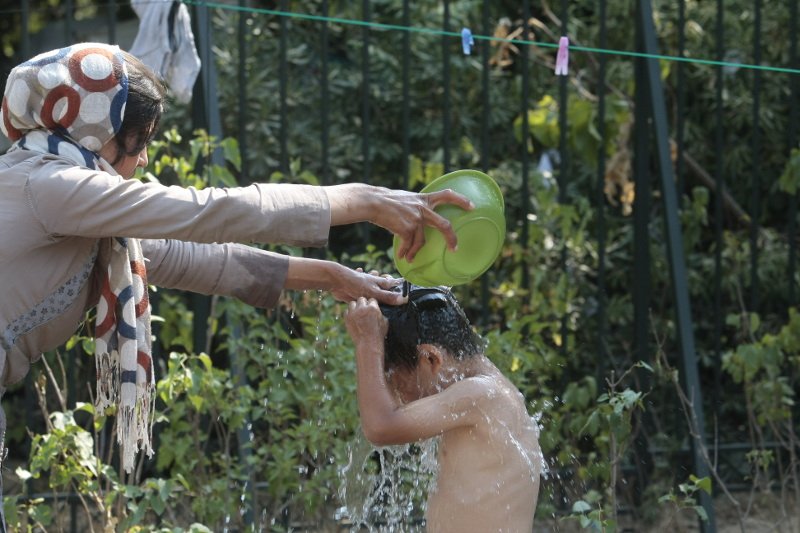 Εγκαταστάθηκαν στον Ελαιώνα οι μετανάστες από το πεδίο του Αρεως [εικόνες] | iefimerida.gr 13