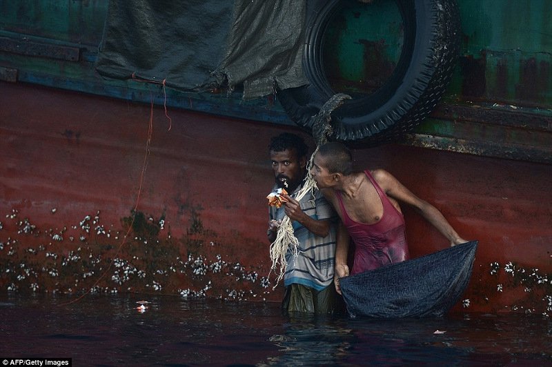 Ο πνιγμός του μικρού Αϊλάν και το φουστάνι της Ριάνα -Οι δυο όψεις του κόσμου το 2015 [εικόνες] | iefimerida.gr 7