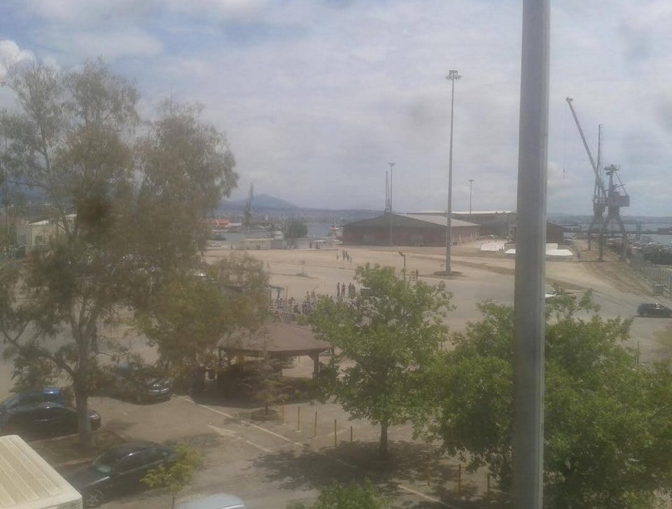 Θεσσαλονίκη: Πρόσφυγες απέκλεισαν την πύλη του σταθμού εμπορευματοκιβωτίων | iefimerida.gr 0