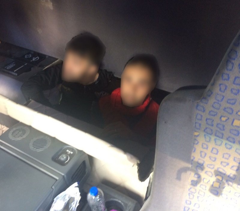 Εικόνες-σοκ: Εγκληματική οργάνωση διακινούσε μετανάστες μέσα σε ντεπόζιτα φορτηγών | iefimerida.gr 0