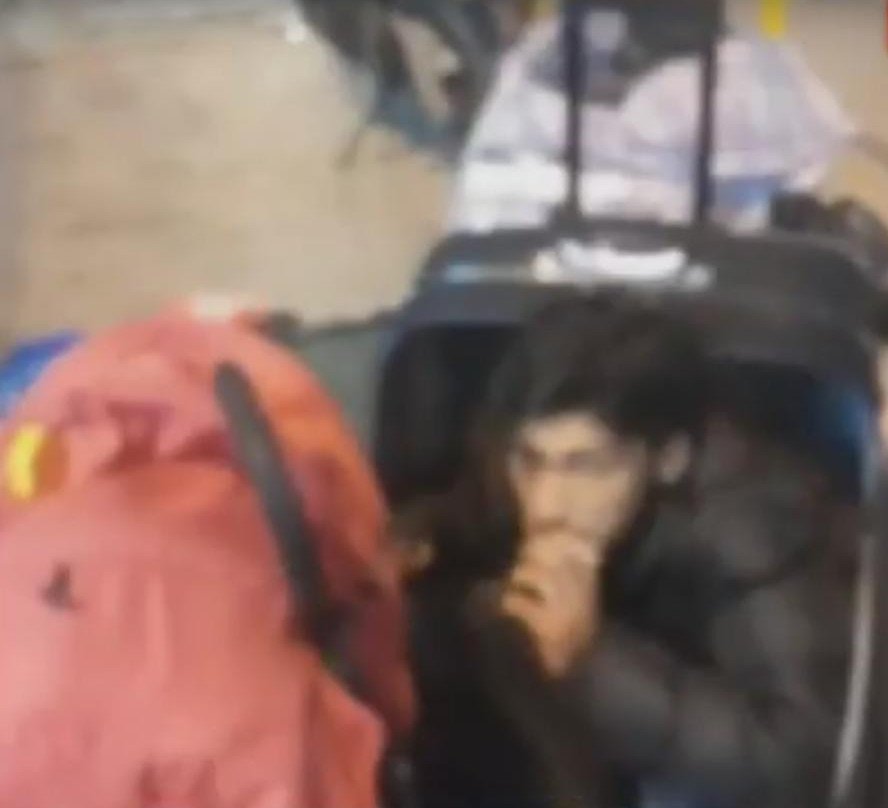 Μετανάστης κρύφτηκε στη βαλίτσα της μητέρας του για να φύγει από τη Λέσβο -Συγκλονιστικές εικόνες | iefimerida.gr 2