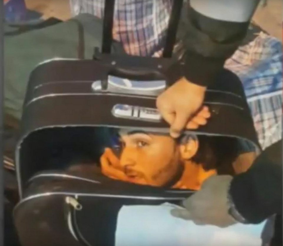 Μετανάστης κρύφτηκε στη βαλίτσα της μητέρας του για να φύγει από τη Λέσβο -Συγκλονιστικές εικόνες | iefimerida.gr 0