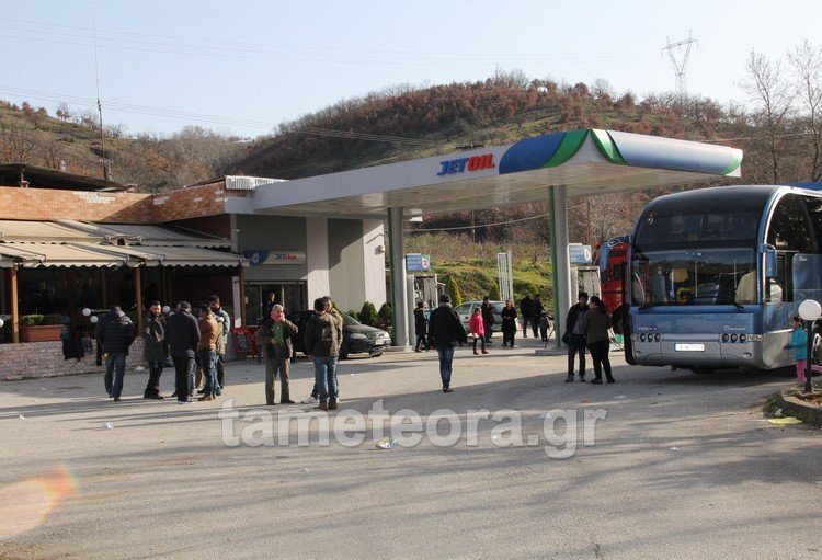 15 ώρες ακινητοποιημένοι -Παραμένουν στην Καλαμπάκα οι πρόσφυγες [εικόνες] | iefimerida.gr 0
