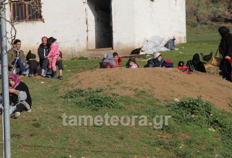 15 ώρες ακινητοποιημένοι -Παραμένουν στην Καλαμπάκα οι πρόσφυγες [εικόνες] | iefimerida.gr 8