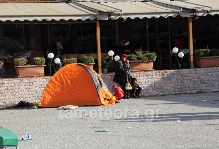 15 ώρες ακινητοποιημένοι -Παραμένουν στην Καλαμπάκα οι πρόσφυγες [εικόνες] | iefimerida.gr 1