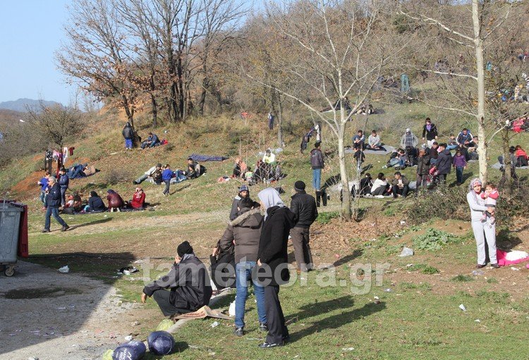 15 ώρες ακινητοποιημένοι -Παραμένουν στην Καλαμπάκα οι πρόσφυγες [εικόνες] | iefimerida.gr 2