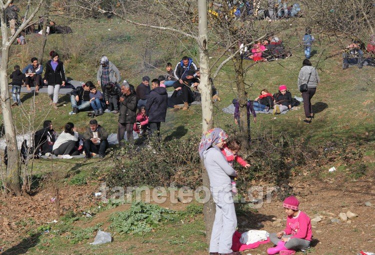 15 ώρες ακινητοποιημένοι -Παραμένουν στην Καλαμπάκα οι πρόσφυγες [εικόνες] | iefimerida.gr 3