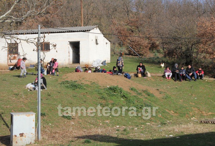 15 ώρες ακινητοποιημένοι -Παραμένουν στην Καλαμπάκα οι πρόσφυγες [εικόνες] | iefimerida.gr 4
