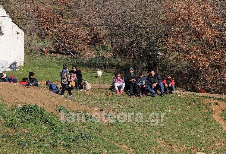 15 ώρες ακινητοποιημένοι -Παραμένουν στην Καλαμπάκα οι πρόσφυγες [εικόνες] | iefimerida.gr 5