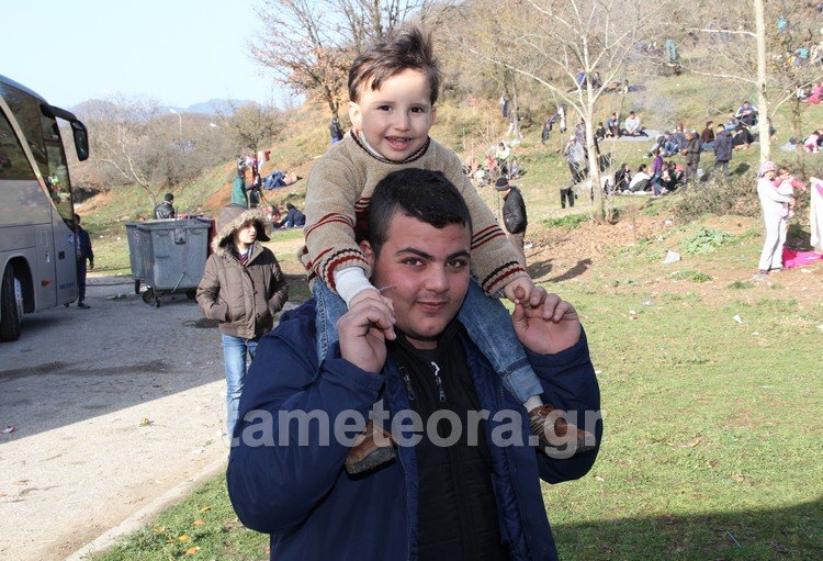 15 ώρες ακινητοποιημένοι -Παραμένουν στην Καλαμπάκα οι πρόσφυγες [εικόνες] | iefimerida.gr 6