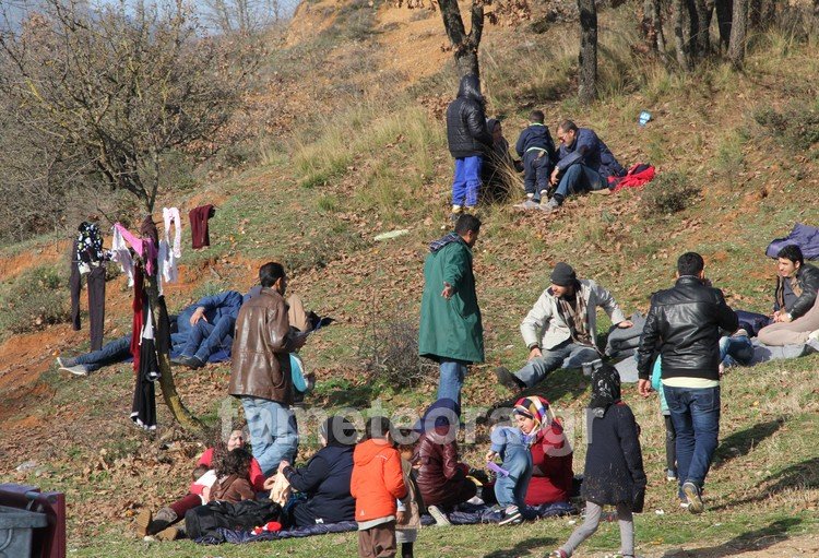 15 ώρες ακινητοποιημένοι -Παραμένουν στην Καλαμπάκα οι πρόσφυγες [εικόνες] | iefimerida.gr 7