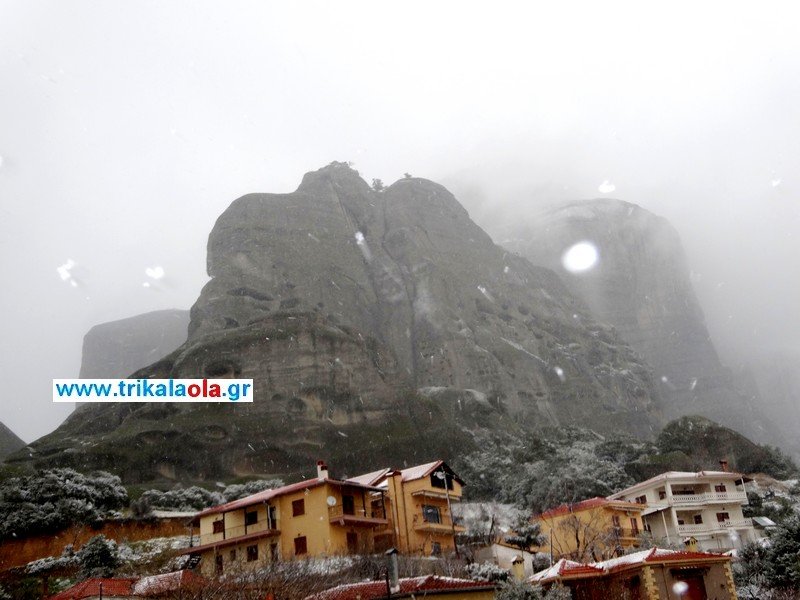 Οι επιβλητικοί βράχοι των Μετεώρων την ώρα που χιονίζει [βίντεο & εικόνες] | iefimerida.gr 2