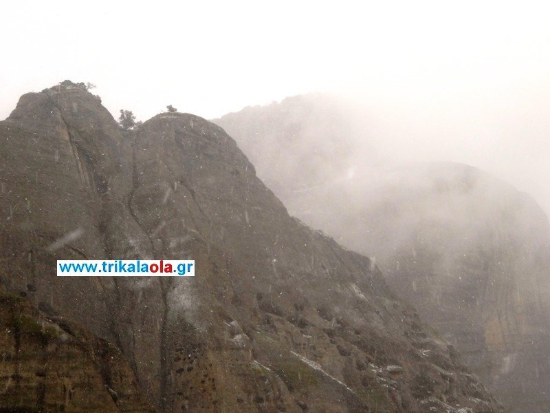 Οι επιβλητικοί βράχοι των Μετεώρων την ώρα που χιονίζει [βίντεο & εικόνες] | iefimerida.gr 5