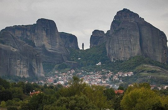 Χαβανέζα τρώει σουβλάκι στα Μετέωρα και γράφει: Είναι το εξωγήινο μέρος της Ελλάδας [εικόνες & βίντεο] | iefimerida.gr 1