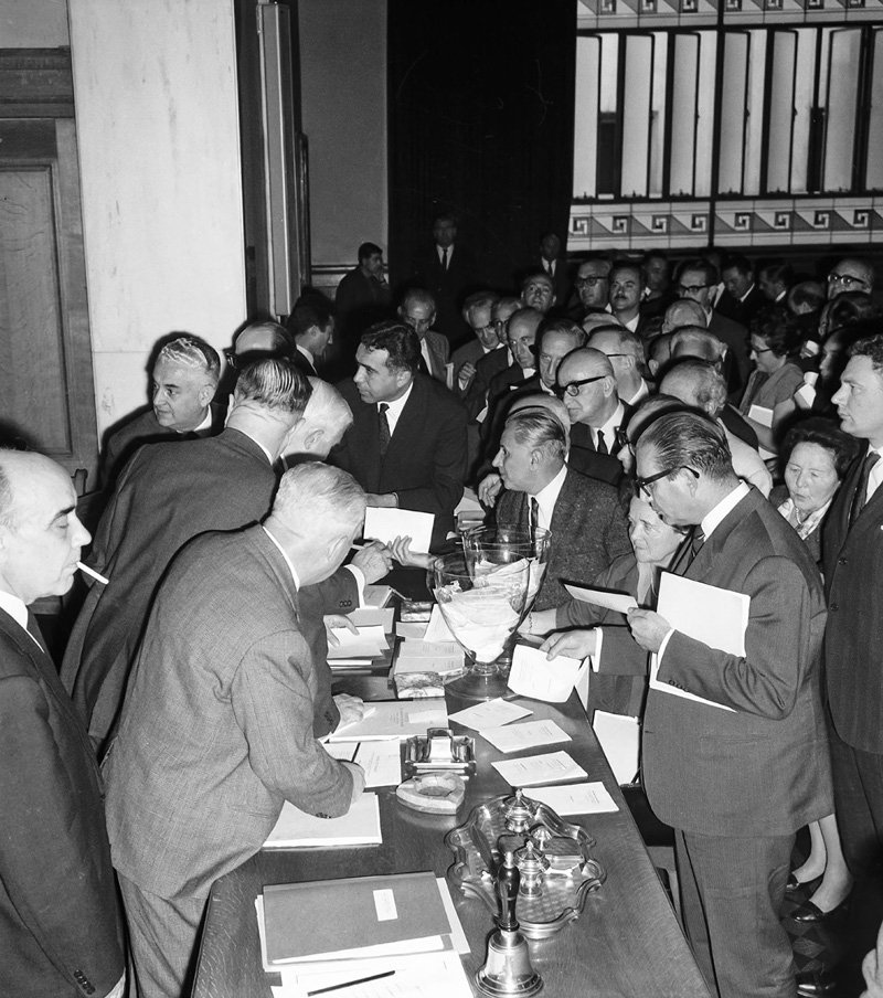 Οι μέτοχοι στην αίθουσα Γενικών Συνελεύσεων κατά τη διάρκεια ψηφοφορίας (1968)