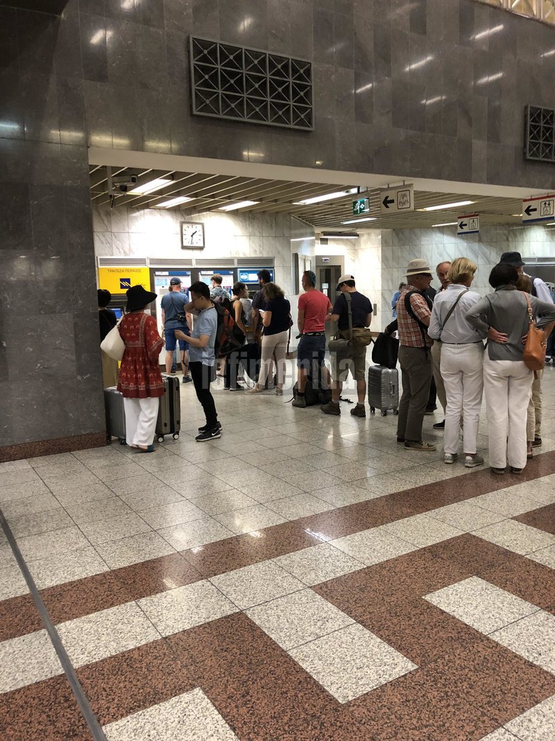Απίστευτη ταλαιπωρία στο Μετρό Συντάγματος -Πρωτοφανείς ουρές στα εκδοτήρια εισιτηρίων [εικόνες] | iefimerida.gr 0