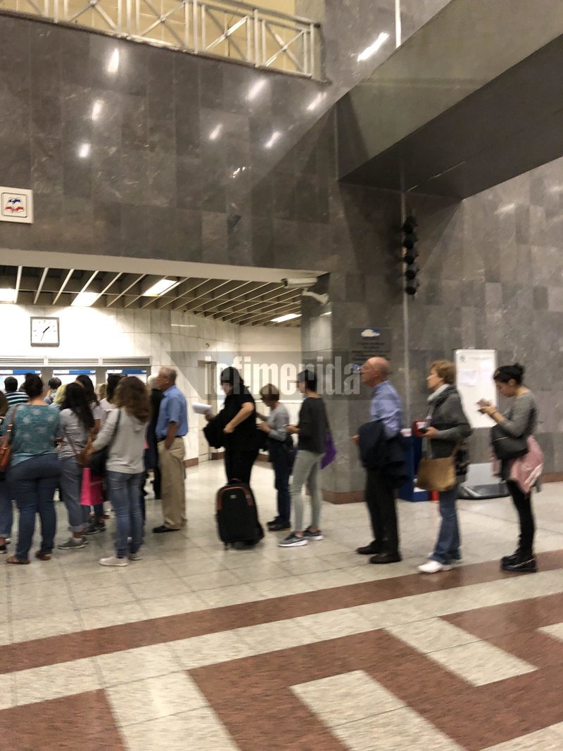 Απίστευτη ταλαιπωρία στο Μετρό Συντάγματος -Πρωτοφανείς ουρές στα εκδοτήρια εισιτηρίων [εικόνες] | iefimerida.gr 2