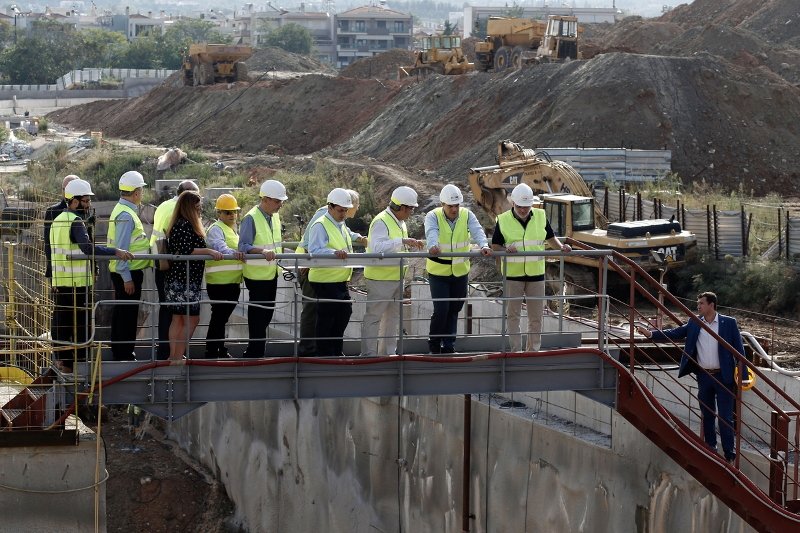Σε σταθμό του μετρό στη Θεσσαλονίκη ο Τσίπρας: Θυμήθηκα ότι είμαι μηχανικός -Η υποδοχή με πανό [εικόνες & βίντεο] | iefimerida.gr 2