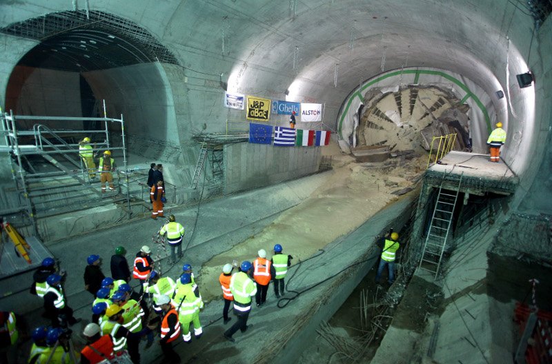  Ο μετροπόντικας έφτασε στον Πειραιά -Στον σταθμό του Δημοτικού Θεάτρου [εικόνες] | iefimerida.gr 2