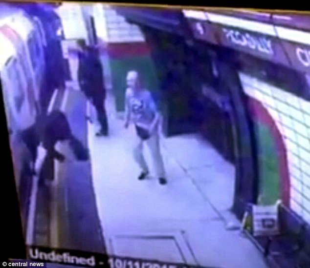 Απίστευτο περιστατικό στο Μετρό του Λονδίνου: 82χρονος προσπάθησε να ρίξει γυναίκα σε διερχόμενο συρμό [εικόνες & βίντεο] | iefimerida.gr 1