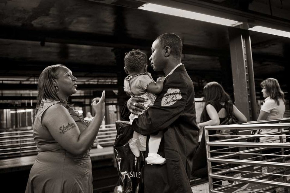 Περιμένοντας να φθάσουν στον προορισμό τους -Οι απίστευτες γκριμάτσες επιβατών του μετρό [εικόνες]  | iefimerida.gr 1