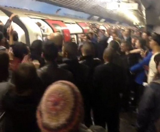 Σπρωξίματα, μπουνιές, κλωτσιές -Η εικόνα ντροπής του μετρό στο Λονδίνο λίγο μετά το καλωσόρισμα του 2014 [εικόνες & βίντεο] | iefimerida.gr 0