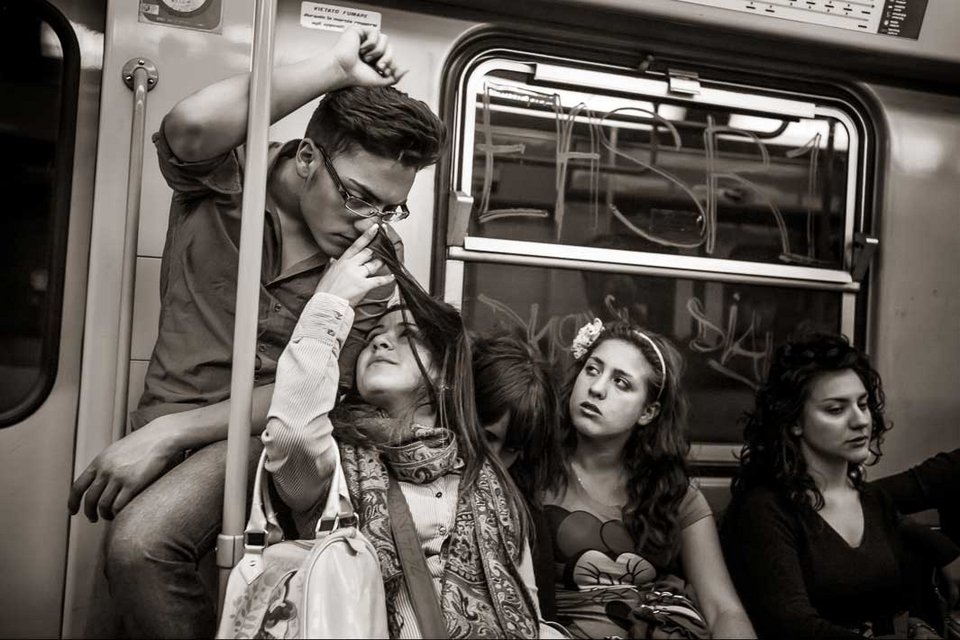 Περιμένοντας να φθάσουν στον προορισμό τους -Οι απίστευτες γκριμάτσες επιβατών του μετρό [εικόνες]  | iefimerida.gr 5