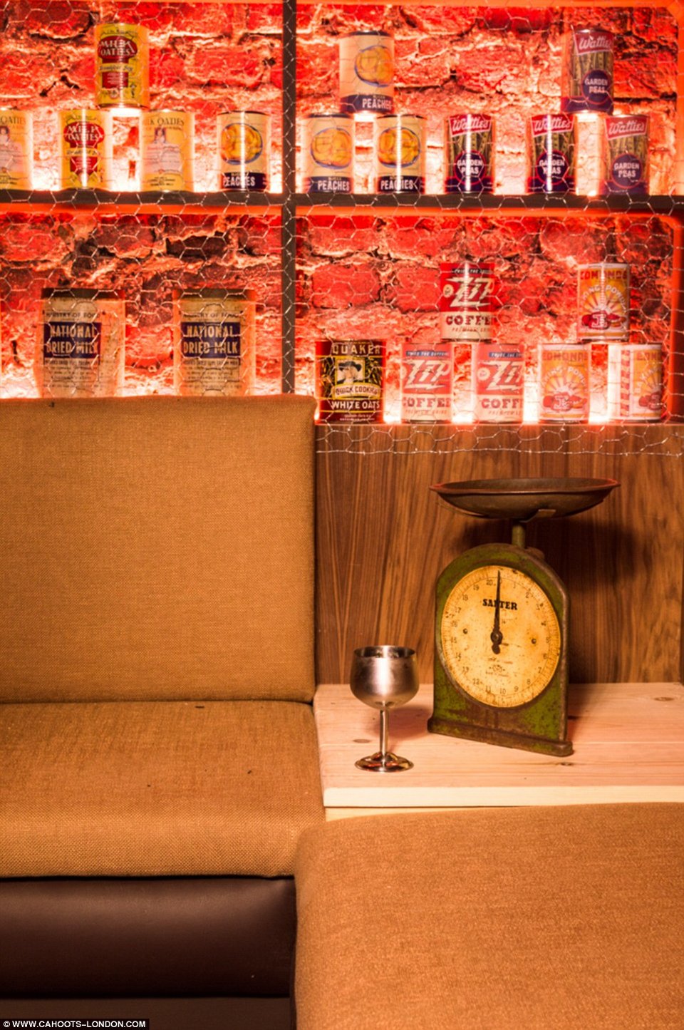 Το μπαρ που θα συζητηθεί: Μετέτρεψαν υπόγειο πολεμικό καταφύγιο σε... μπουάτ [εικόνες] | iefimerida.gr 5